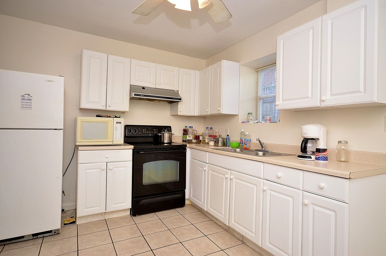 Typical Kitchen - 3133 Magnolia