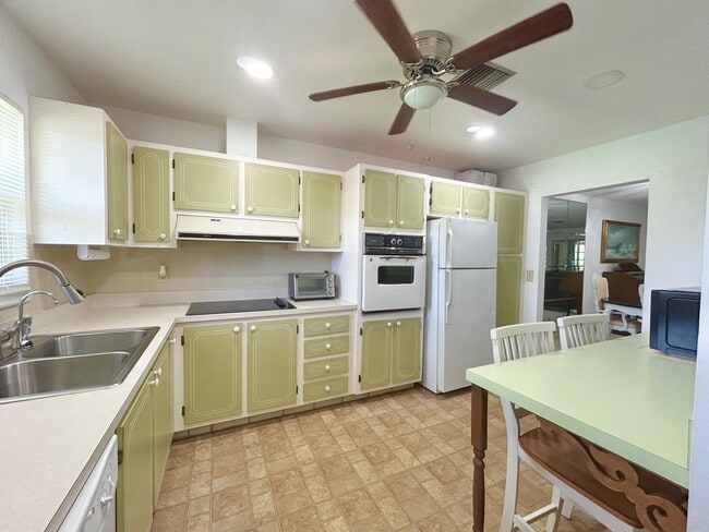 Foto del edificio - 5780 Fernley Dr W