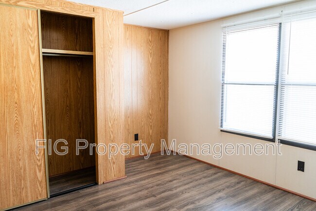 Building Photo - 805 Hillvale Rd