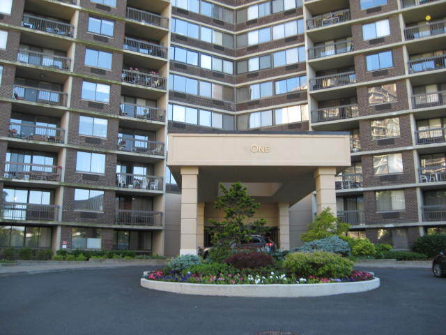 CIRCULAR DRIVEWAY - 2 Bay Club Dr