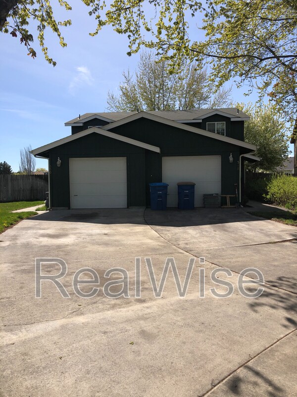 Building Photo - 550 NE Negus Loop