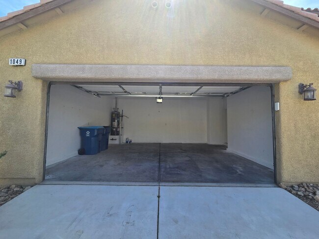 Foto del edificio - Step outside to a spacious, larger-than-average Las Vegas backyard complete with lush artificial ...