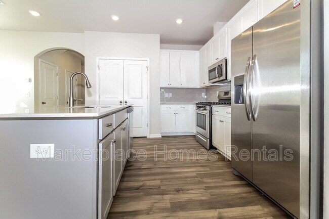 Building Photo - 210 E Compass Wy