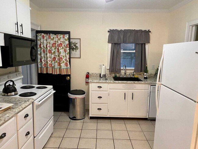 Building Photo - 108 Church St