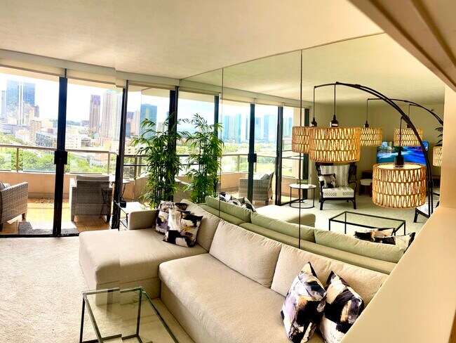 La sala de estar tiene un gran sofá en forma de L que se convierte en cama matrimonial/espacio de almacenamiento. - 1221 Victoria St