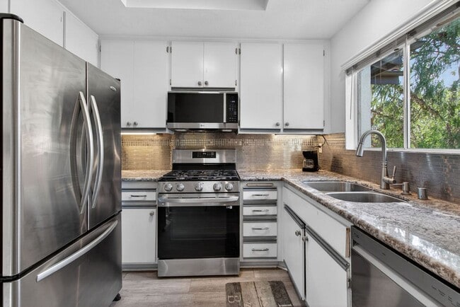 Building Photo - Elegantly Furnished Coastal Condo with Mountain Views