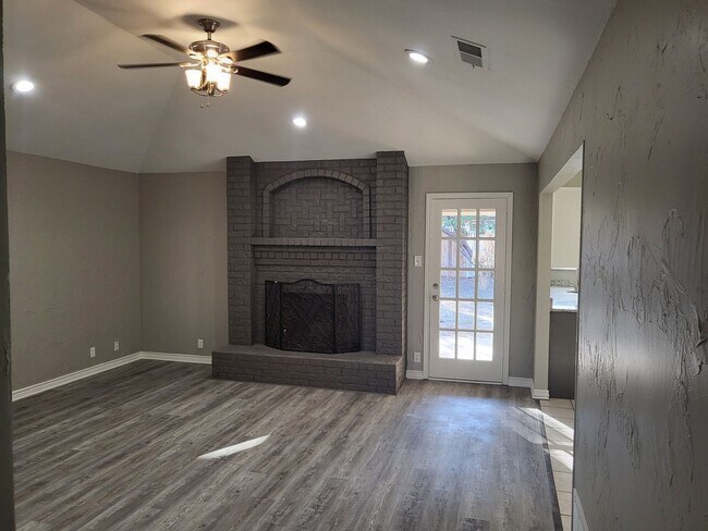 Building Photo - Charming 3bd 2 bth
