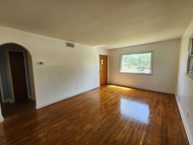 Foto del edificio - 2-bedroom home on the southeast side of town offers great space in a convenient location!