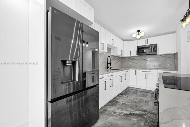 Foto del edificio - 17800 Atlantic Blvd