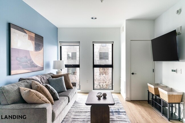 Building Photo - 221 E Oak St