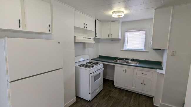 Building Photo - Cute 1-bed house with carport & more