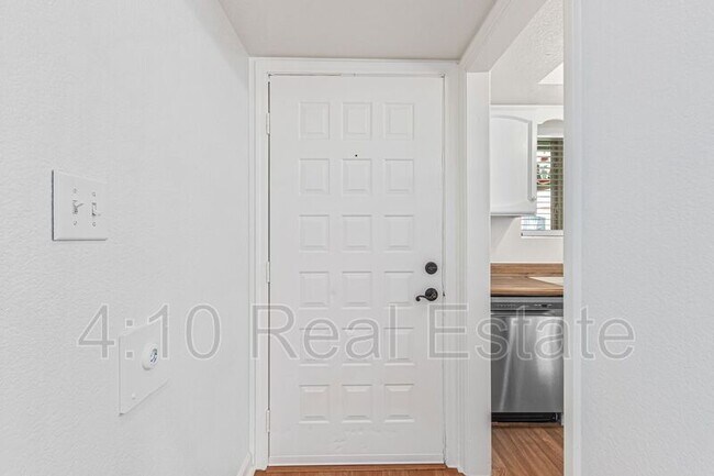 Building Photo - 405 E Linda Ln