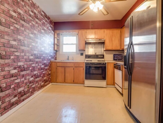 Building Photo - 47 Corbin Ave