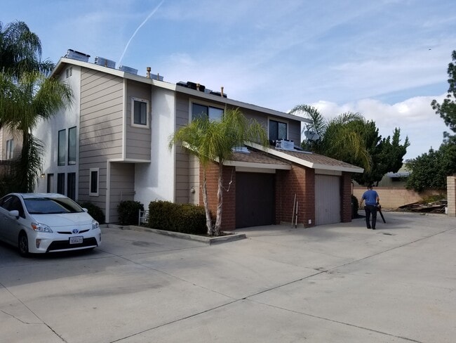 Building Photo - 675 Woodcrest Dr