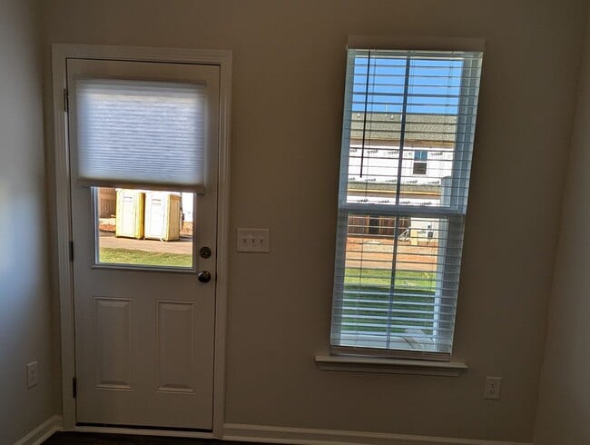 Building Photo - 556 Glen Clova Dr