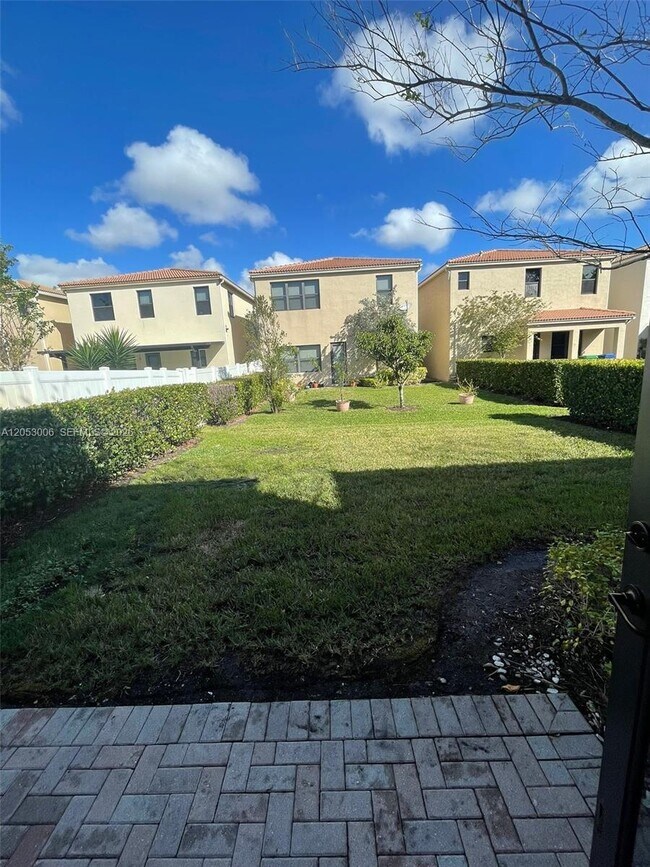 Foto del edificio - 747 NE 193rd St