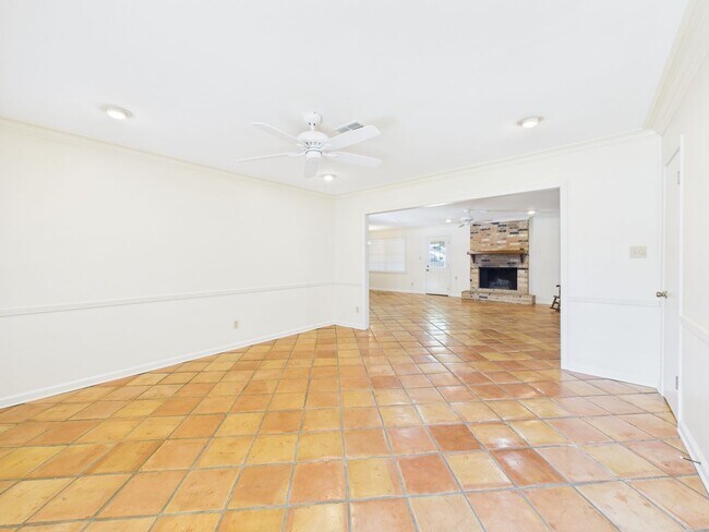 Building Photo - 302 Lark Dr