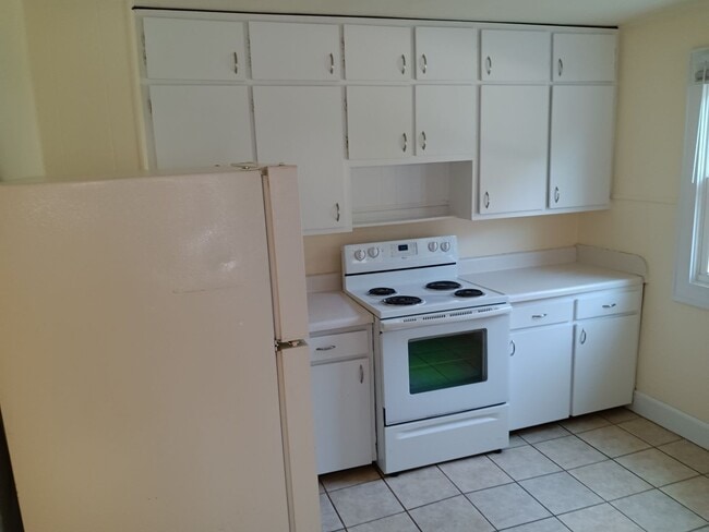 Building Photo - 2 Bedroom / 1 Bath  Home Johnson City, TN
