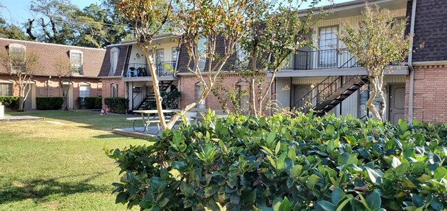 Building Photo - 1220 Shadowdale Dr