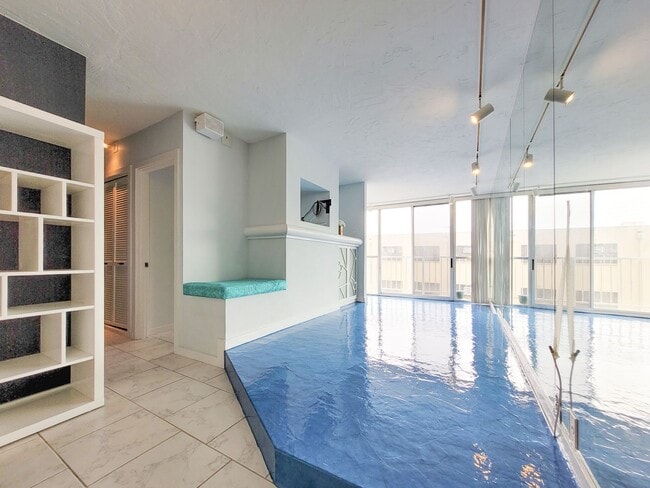 Foto del edificio - AVAILABLE 11/3/25 1BR / 1Bath / 1Pkg Condo...