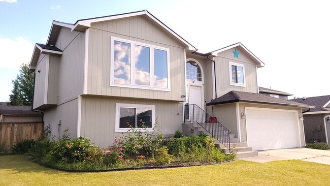 Building Photo - Gorgeous Split Level with Fenced Backyard