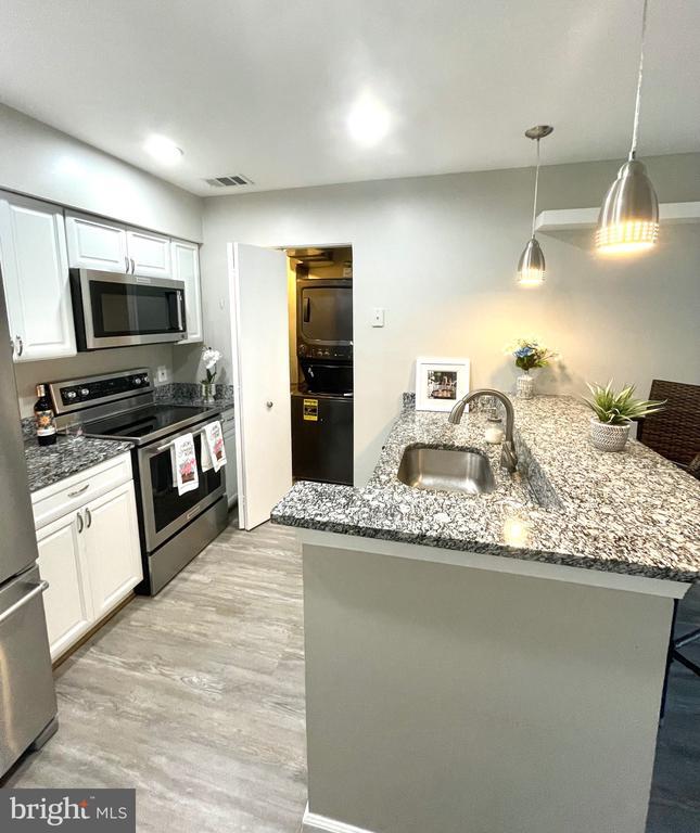 Building Photo - 7604 Lakeside Village Dr