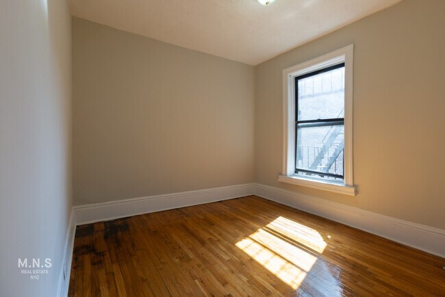 Foto del edificio - 153 Vermilyea Ave