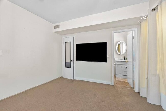 Photo - 1686 S Rimpau Blvd #PRIMARY ROOM Apartment