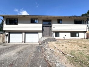 Building Photo - 1805 SE Paloma Ave