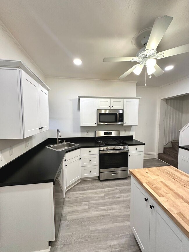 Foto del edificio - Fully Renovated 2 Bed, 1 Bath w/ Bonus Roo...