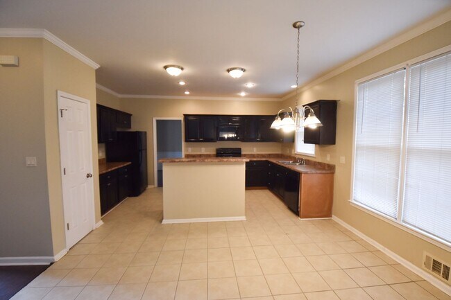 Building Photo - 585 Stonebriar Way SW