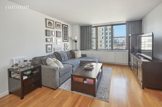 Building Photo - 301 E 79th St