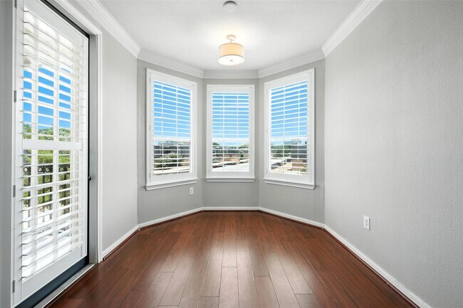 Foto del edificio - 7575 Kirby Dr