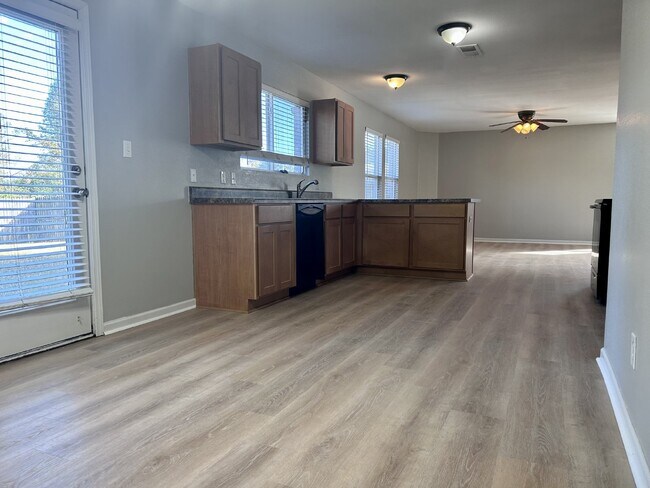 Foto del edificio - Coming soon!!! $500 off 1st month with 15 month lease!!! Magnificent 3 Bedroom in Madison