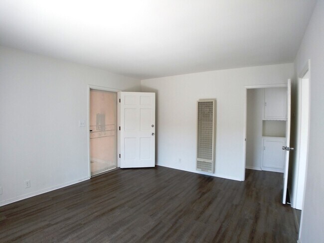 Building Photo - 5555 Kinston Ave