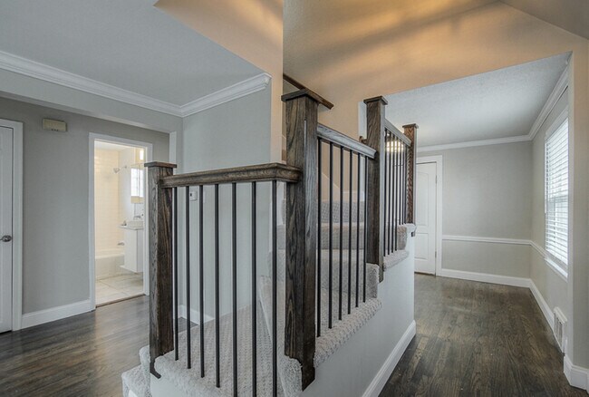 Building Photo - 3 bed 1 bath house with large fenced in ya...
