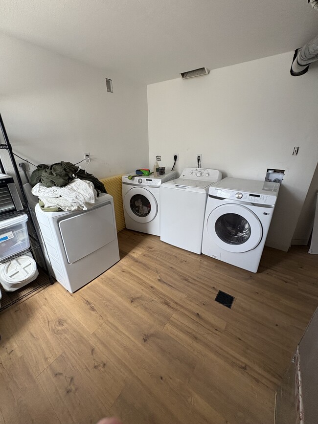 Foto del edificio - 2215 Ames St