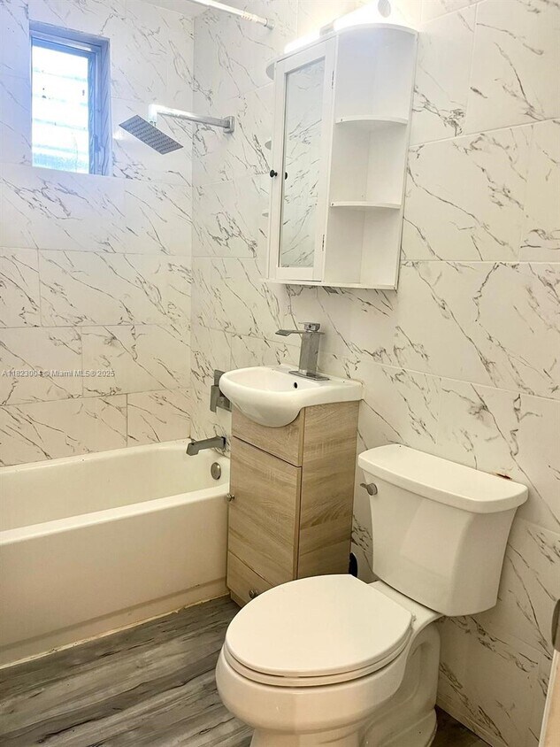 Foto del edificio - 1648 NE 172nd St