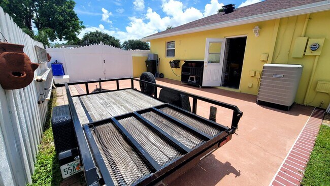 Foto del edificio - 1283 Larch Way