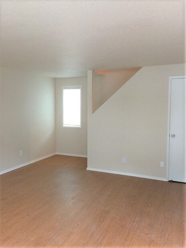 Building Photo - **AVAILABLE 11/4** Great SW Portland Townh...