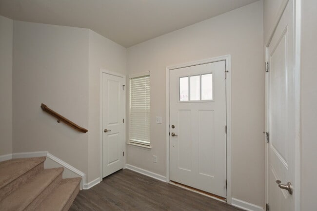 Building Photo - Luxury townhome in a prime Goodlettsville location just minutes to Nashville!