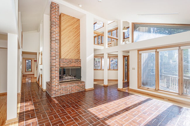 Building Photo - 1424 Bradford Dr