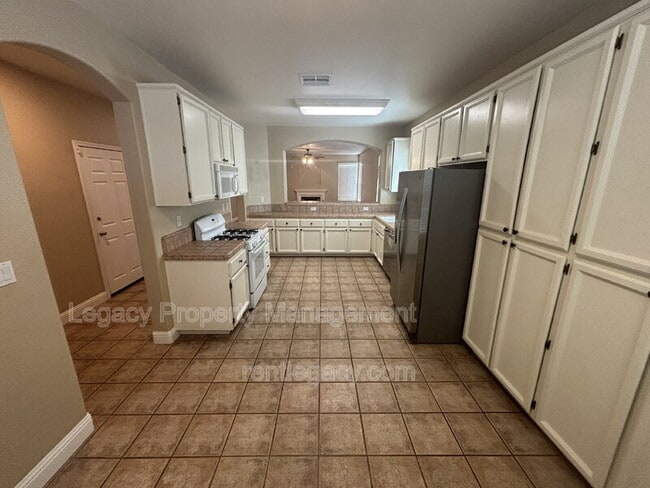 Building Photo - 1724 Magenta Dr