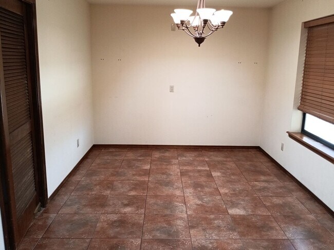 Building Photo - 3 Bedroom, 2 Bathroom Home! Schedule a Showing!