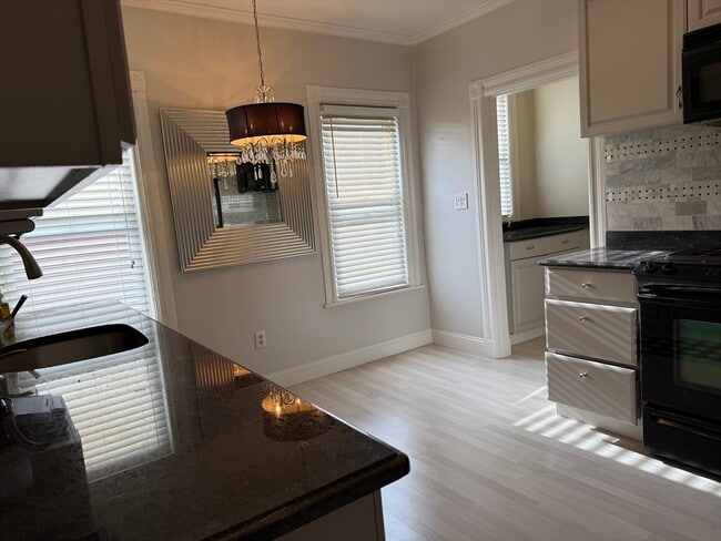 Building Photo - 38 Russell St