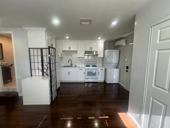 Building Photo - Charming Winnetka Studio (ADU)! Laundry In Unit!