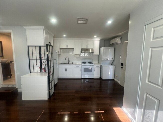 Foto del edificio - Charming Winnetka Studio (ADU)! Laundry In Unit!