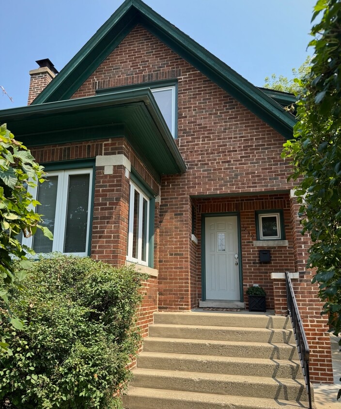 Foto del edificio - 1839 Darrow Ave