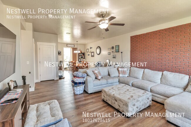 Building Photo - $250 OFF 1ST MONTH'S RENT - Amazing 3-bed ...