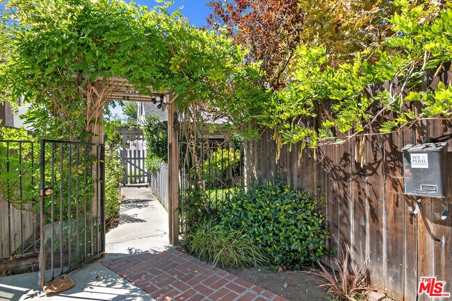 Building Photo - 492 E Calaveras St